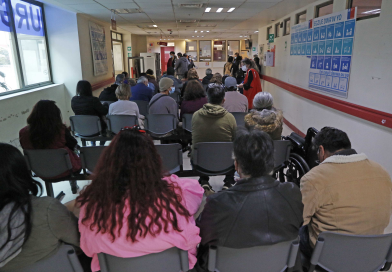 La salud de la RM colapsa: 143 mil pacientes graves fuera de plazo y esperas de hasta 73 horas