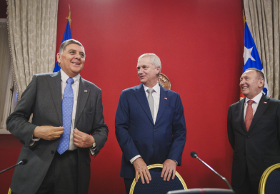Otro grave error de diseño en La Moneda: Gobierno retira de Contraloría reglamento que amenazaba con destituir alcaldes por decreto
