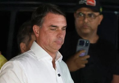Autoexilio y delirio autoproclamado: Flávio Bolsonaro se inventa una presidencia desde la fuga
