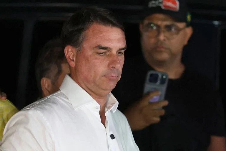 Autoexilio y delirio autoproclamado: Flávio Bolsonaro se inventa una presidencia desde la fuga